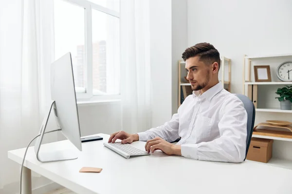 Affärsmän kontorsarbetare i en vit skjorta arbetsplats — Stockfoto