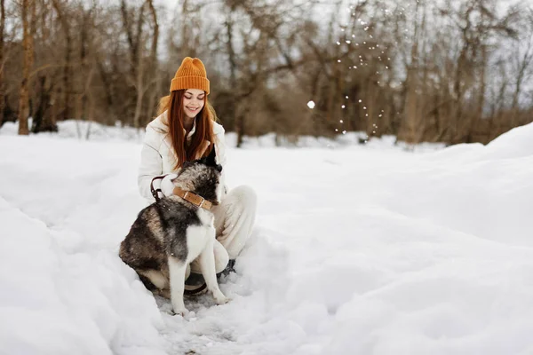 Alegre mujer invierno paisaje caminar amistad invierno vacaciones —  Fotos de Stock