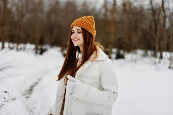 Kadın kızıl saçlı, temiz kış havasında yürüyor. Yaşam tarzı. — Stok fotoğraf