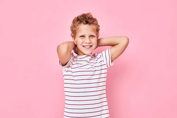 Divertido niño feliz en casual camiseta estilo de vida activo — Foto de Stock