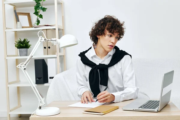 adam çevrimiçi bilgisayar öğreniyor ev içi iletişim