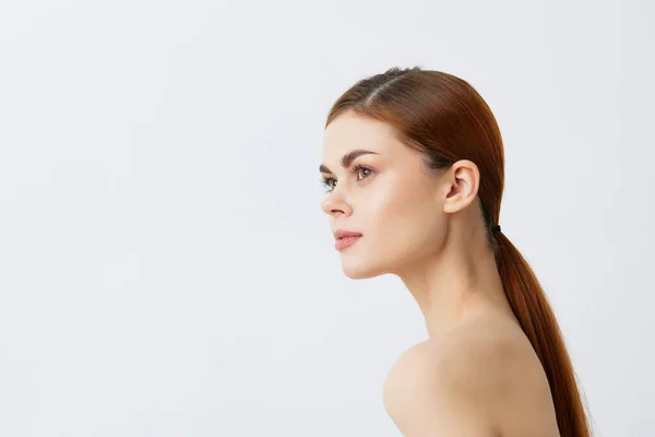 Junge Frau posiert für saubere Hautpflege attraktiver Blick aus nächster Nähe Lifestyle — Stockfoto