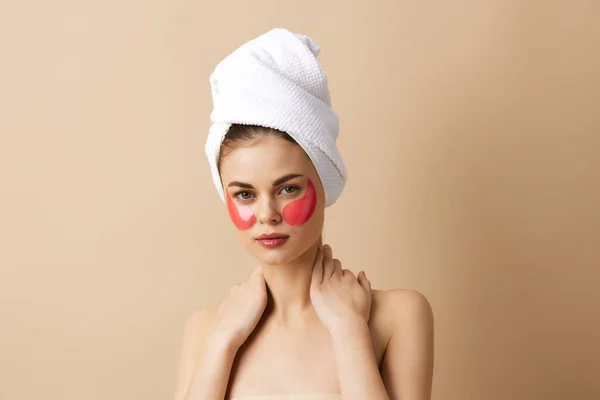 Mooie vrouw huidverzorging gezicht vlekken blote schouders geïsoleerde achtergrond — Stockfoto