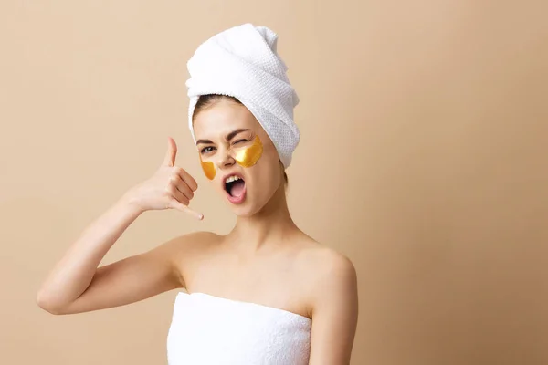 Potret wanita dengan handuk di kepalanya memberi isyarat dengan tangannya perawatan kulit close-up Lifestyle — Stok Foto