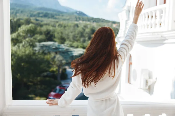 Bonita mulher mãos para cima na varanda perfeita manhã ensolarada — Fotografia de Stock