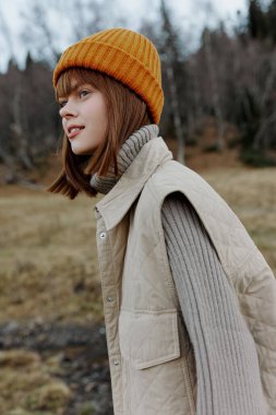 Kadın eğlencesi sonbaharda seyahat taze hava doğası eğlence eğlencesi