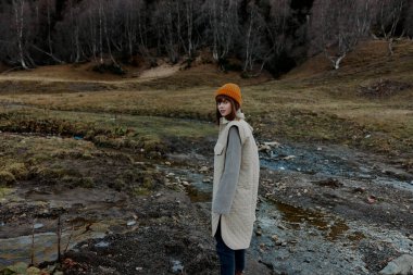 Sonbahar elbiseli kadın doğa ağaçları manzarayı gezer.