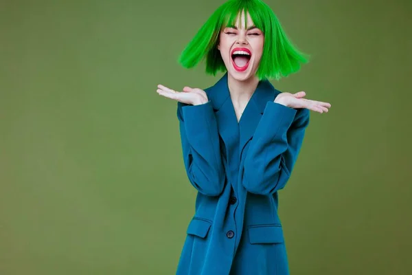 Πορτρέτο μιας γοητευτικής κυρίας Glamor πράσινο περούκα κόκκινα χείλη μπλε σακάκι χρώμα φόντο αναλλοίωτο — Φωτογραφία Αρχείου