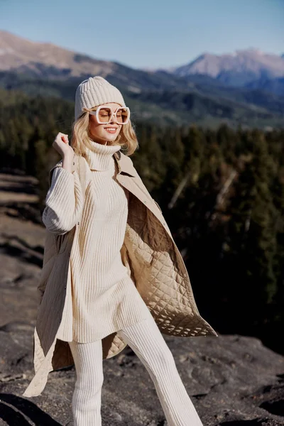Jovem mulher moda óculos montanha topo natureza liberdade paisagem — Fotografia de Stock