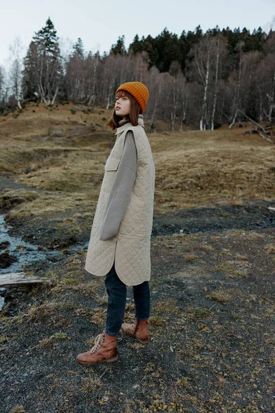 Junge Frau im herbstlichen Waldspaziergang Frischluft reisen Entspannung — Stockfoto