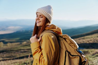 Kadın turist dağ gezisi. Temiz hava.