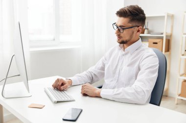 Beyaz gömlekli bir ofis çalışanı. Duyguları yönetiyor.