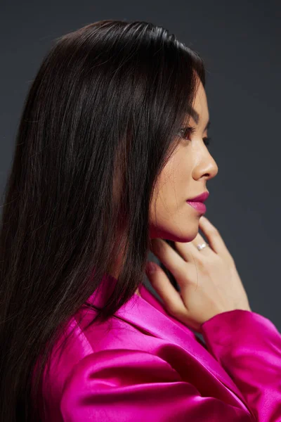 Porträtt kvinna i en rosa klänning lyx närbild ljus makeup isolerad bakgrund — Stockfoto