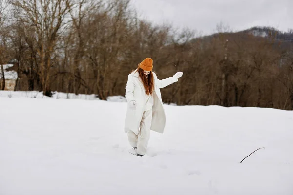 3.年轻女子在雪地里散步,享受大自然的美景 — 图库照片