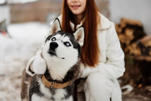 Glad kvinna på snön promenad spela vila vintersemester — Stockfoto