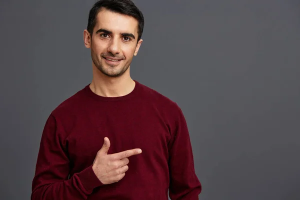 Uomo di successo in un maglione posa emozioni elegante stile isolato sfondo — Foto Stock