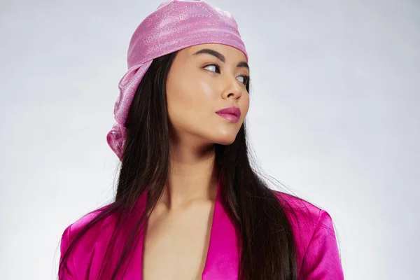 Mooie vrouw heldere make-up roze mini jurk moderne stijl studio model — Stockfoto