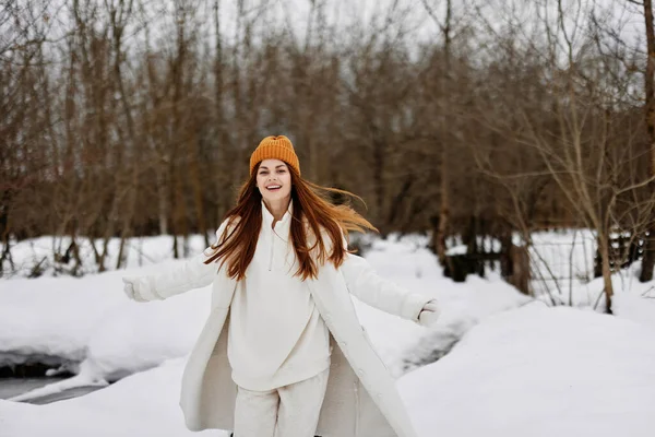 Donna in abiti invernali in un cappello divertente paesaggio invernale Passeggiata nella foresta invernale — Foto Stock