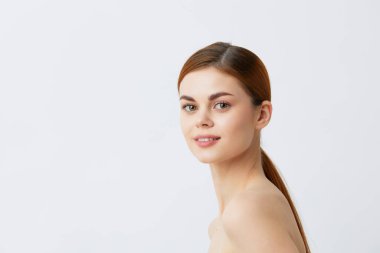 Kadın arka planda poz veriyor. Yüksek kalite fotoğraf