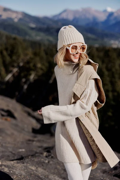 Mujer Joven Posando Naturaleza Estilo Vida Las Montañas Foto Alta —  Fotos de Stock