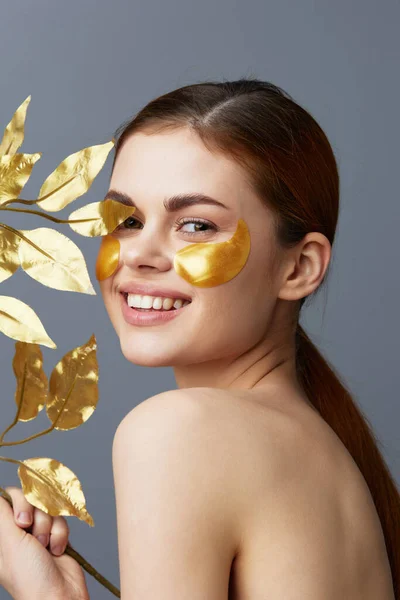Mooie Vrouw Met Gouden Bladeren Gezicht Pleisters — Stockfoto