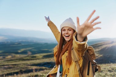 Kadın gezgin dağlardaki manzaraya hayran. Yüksek kalite fotoğraf