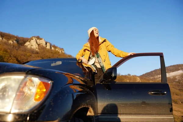 Mulher Viajante Perto Carro Admirando Paisagem Nas Montanhas — Fotografia de Stock