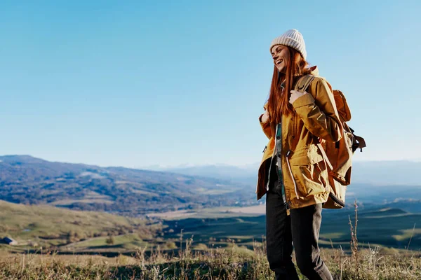 Mujer Viajera Admirando Paisaje Las Montañas Foto Alta Calidad — Foto de Stock