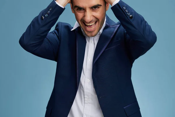Emotionell Man Klädd Blå Kostym Och Hålla Huvudet Med Munnen — Stockfoto