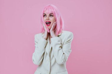 Takım elbiseli kadın renk arkaplanda poz veriyor. Yüksek kalite fotoğraf