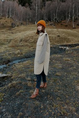 Sonbahar ormanlarında gezen turistler temiz hava yolculukları yaparlar.