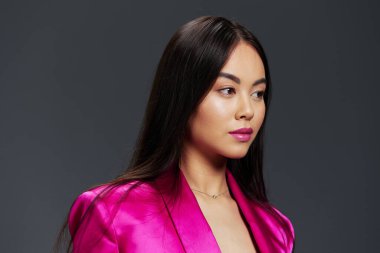 Esmer poz veren pembe mini elbise cazibesi izole edilmiş arka plan