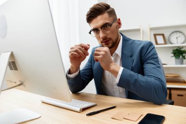 Ofisteki yakışıklı iş adamı resmi bir yönetici.