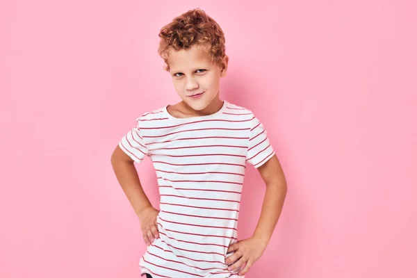Rolig glad unge i en randig t-shirt rosa färg bakgrund — Stockfoto