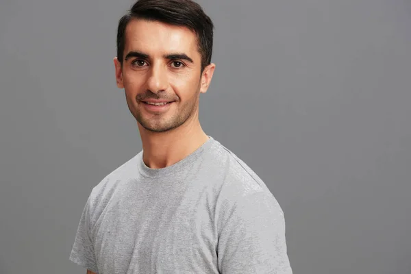 Homem posando estilo de vida sorriso estúdio corte vista — Fotografia de Stock