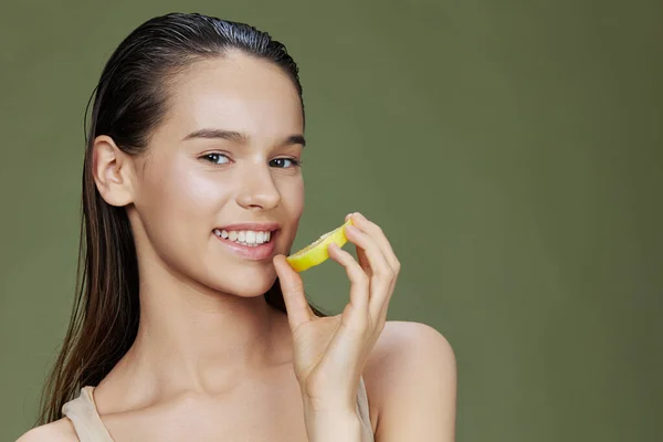 Porträtt kvinna med citron nära ansiktet ren hudvård närbild Livsstil — Stockfoto