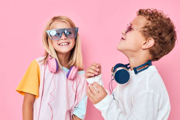 Портрет дівчини та хлопчика розважальні навушники, що грають концепцію способу життя дитинства — стокове фото