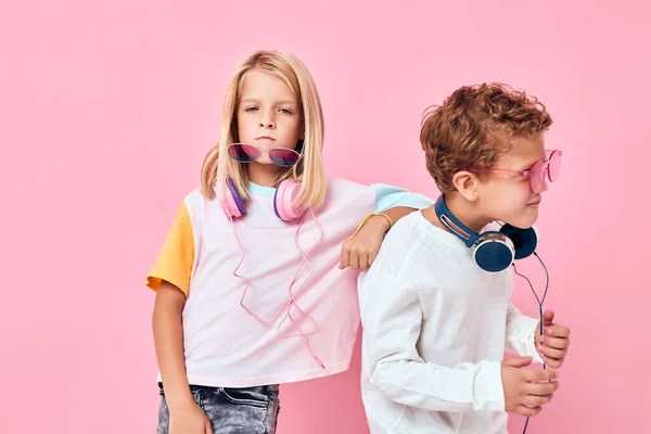 Retrato de una chica y un chico rubia gafas de moda Escuchando música —  Fotos de Stock