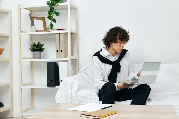 Guy laptop zittend op witte bank online training Lifestyle technologie — Stockfoto