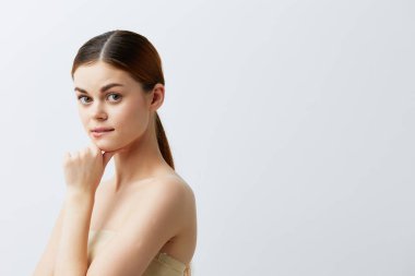 İzole edilmiş arka planda poz veren kadın portresi. Yüksek kalite fotoğraf