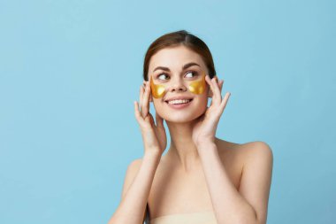 Mavi arka planda yamaları olan güzel bir kadın. Yüksek kalite fotoğraf