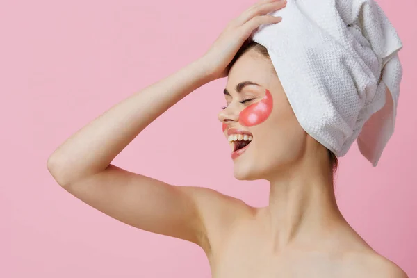 Wanita Cantik Dengan Tambalan Merah Muda Wajah Dengan Handuk Kepala — Stok Foto