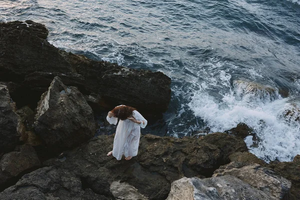 Pretty Woman Wet Hair Stands Rocks High Quality Photo — Stock Photo, Image