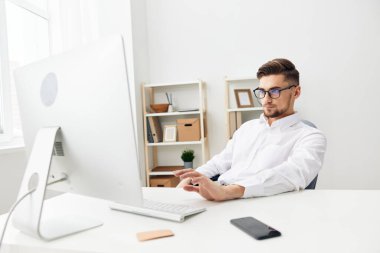 İş adamları bilgisayar işi İnternet resmi özgüven yöneticisi
