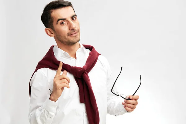 Menedzser piros pulóver vállon szemüveg életmód fény háttér — Stock Fotó