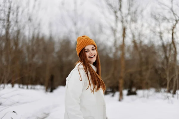 Donna allegra in vestiti invernali in un cappello divertimento paesaggio invernale vacanze invernali — Foto Stock
