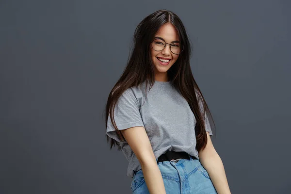 Hezká žena v tričku brýle Mládež styl zábava izolované pozadí — Stock fotografie