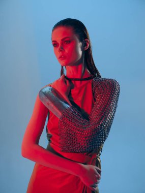 Genç kadın Glamor elinde kırmızı ışıklı metal zırh poz veriyor. Yaşam tarzı değişmemiş.