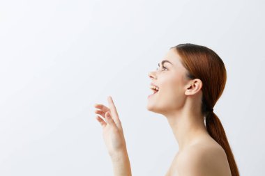 Kızıl saçlı ve çıplak omuzlu bir kadının portresi. Yüksek kalite fotoğraf