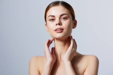 Güzel bir kadın yakın çekim yaşam tarzı pozu veriyor. Yüksek kalite fotoğraf